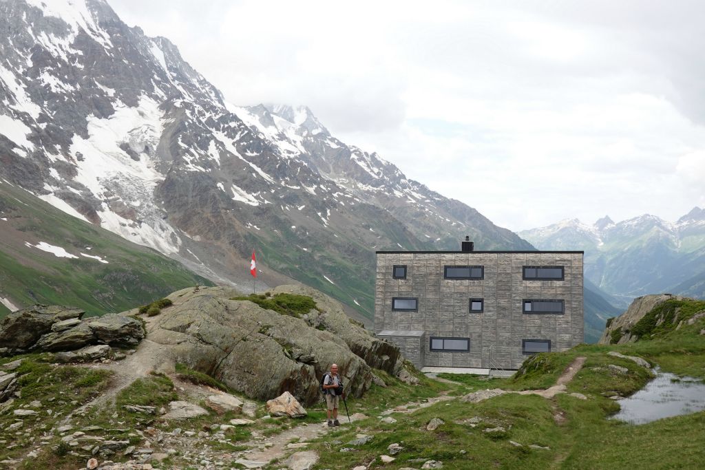 Arrivée au refuge Anenhütte à 2358m, à l'architecture contemporaine